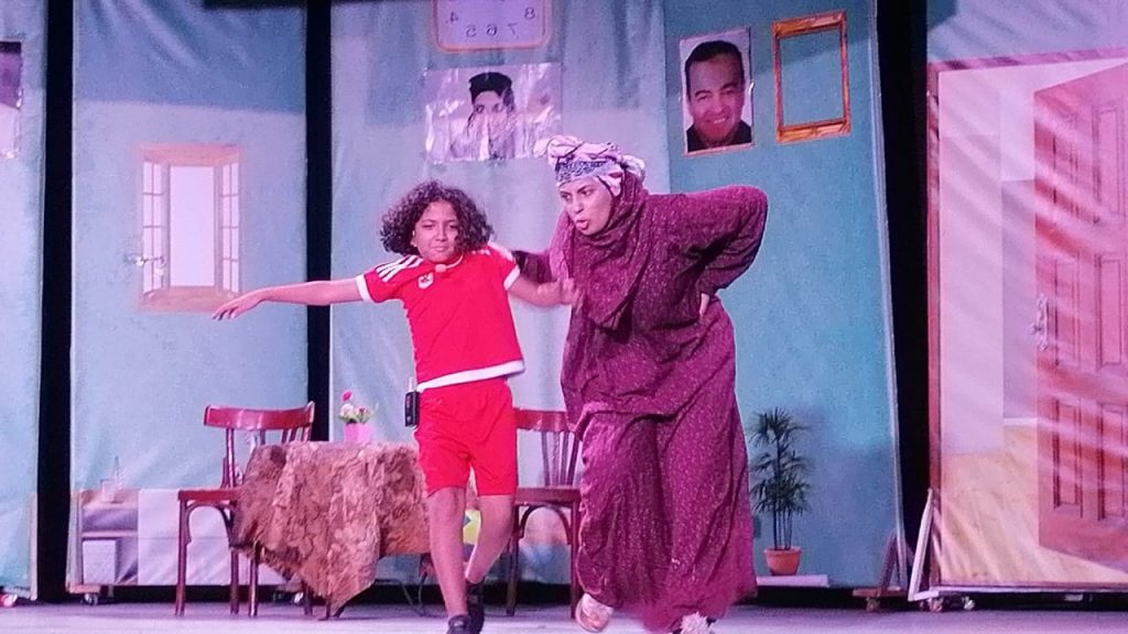 محمد هاني يتألق خلال مسرحية بهلوان رغم انفة في مهرجان آفاق المسرحي