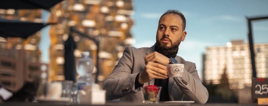 محمد عباس يشارك فى العرض المسرحي«أرض العزة»