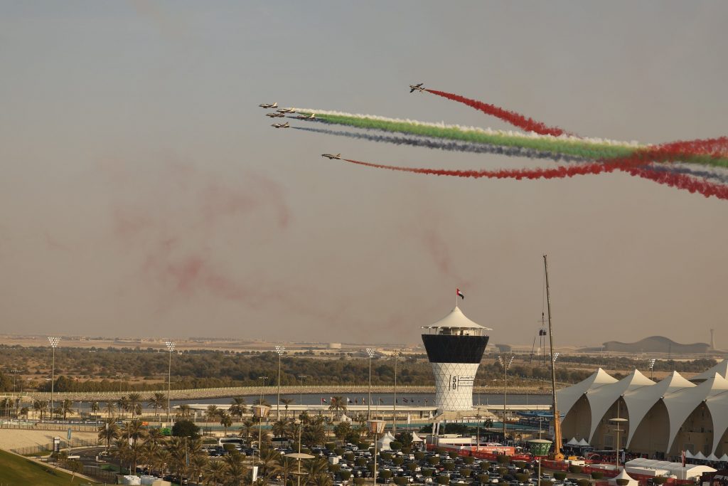استعراض فرسان الإمارات الجوي يبهر جمهور الفورمولا1 بألوان علم الإمارات