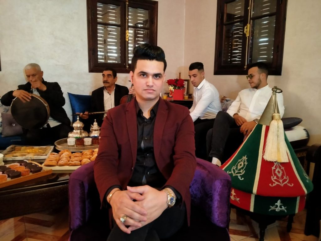 على خطى الشيوخ..الفنان حمزة البيضاوي يستعد لطرح ألبوم غنائي في فن العيطة 