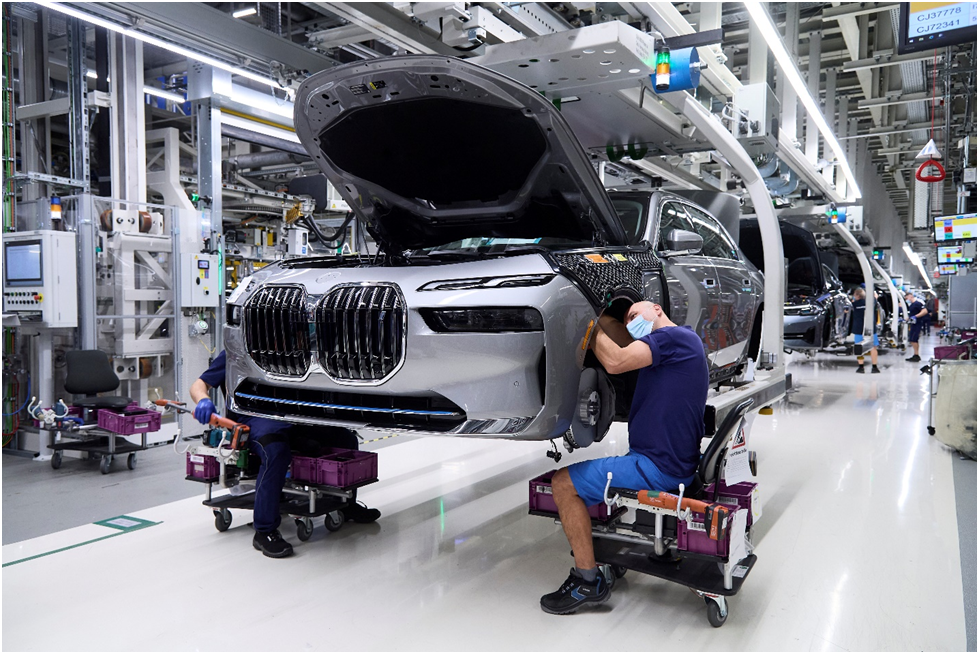 سيارة BMW الفئة السابعة الجديدة في مصنع دينجولفينج