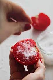 Tomato and sugar face mask