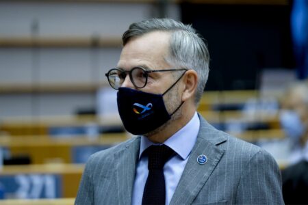 الاتحاد الأوروبي: “الإدمان” على وسائل التواصل الاجتماعي يسبب نظريات المؤامرة