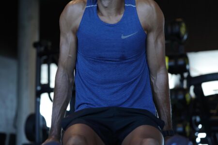 أحمد حسن كوكا يظهر بفورمج بدنية عالية في جلسة تصوير مثيرة من داخل الجيم