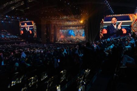 وليد الشامي يشعل مسرح محمد عبده في موسم الرياض وأغنية “الرياض والحلة ” تتصدر الترند