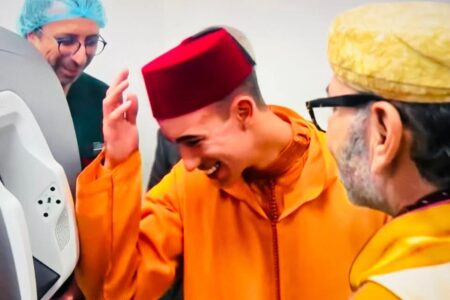 بعد تفاعل المغاربة بشكل كبير . مالذي اضحك الملك وولي عهده خلال افتتاحهما لاكبر مستشفى جهوي ؟