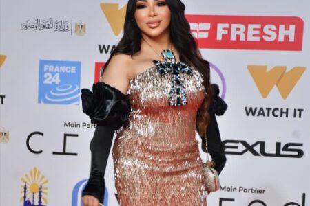 إطلالة فرعونية راقية.. غادة إبراهيم تتألق بـ”مفتاح الحياة” على السجادة الحمراء لمهرجان القاهرة