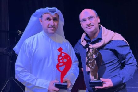 مسرحية “ماسح الأحذية” تتوَّج بجائزتين في مهرجان الكويت الدولي للمونودراما