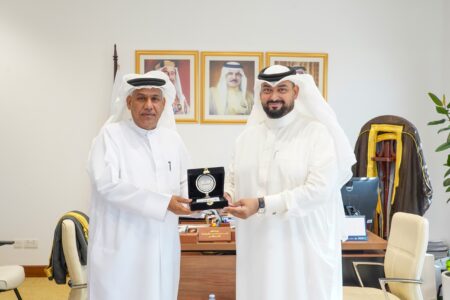 الدولي الخليجي ..يمنح درع الريادة والتميز للسيد احمد قراطة احتفاءا لمسيرته ودوره في المجال التشريعي