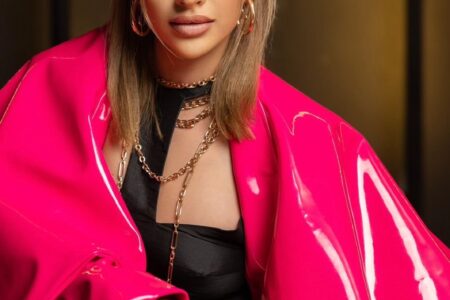 مابل رحمة تقتحم عالم السينما بأغنية “الشوق في العيون”في فيلم “السلم والثعبان”