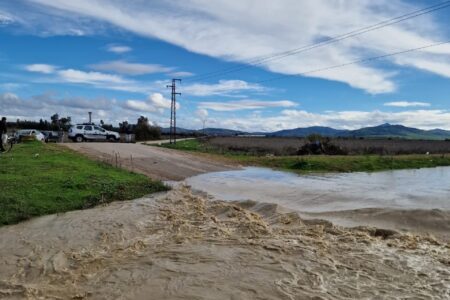 الدرك الملكي بالقصر الكبير يتدخل لتأمين المواطنين بعد فيضان قنطرة سيدي سلامة