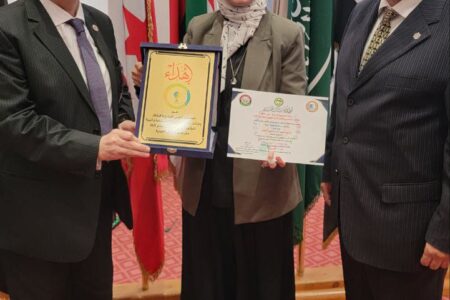 تكريم الإعلامية عبير سلامة بدرع الاتحاد العربي للتنمية المستدامة والبيئة بجامعة الدول العربية