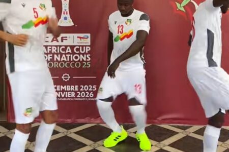 بالفيديو فريق منتخب البينين يرقص على موسيقى الشعبي المغربي