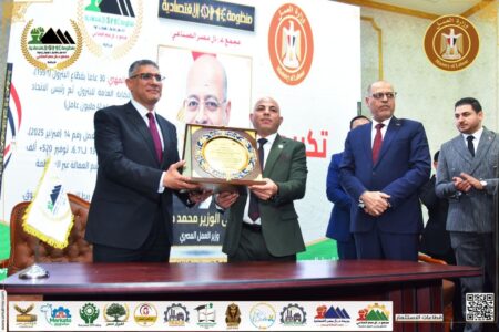 محافظ الجيزة من “عمال مصر”: المجمع نموذج وطني متكامل لدعم الاقتصاد.. وخطوة استراتيجية لربط التأهيل بالتشغيل أكد المهندس عادل النجار، محافظ الجيزة، أن مجمع عمال مصر الصناعي يمثل ركيزة أساسية ونموذجاً وطنياً مشرفاً في مجالات التدريب والتأهيل والتشغيل، مشيراً إلى أن المجمع يساهم بفاعلية في توفير فرص عمل مستدامة ولائقة للشباب، بما يتماشى مع خطط الدولة لدعم الاقتصاد الوطني وتوطين الصناعة. وشدد المحافظ “النجار” خلال زيارته الرسمية لمقر المجمع بمدينة السادس من أكتوبر، على أن هذه الكيانات الصناعية المتكاملة هي المحرك الأساسي لتعزيز الشراكة بين الدولة والقطاع الخاص، مؤكداً حرص المحافظة على تهيئة بيئة عمل مستدامة تدعم الاستثمار وتوفر كافة السبل لنجاح الكوادر الفنية المصرية.