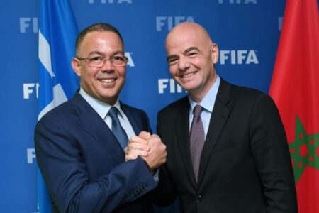 بالفيديو رئيس الفيفا جياني إنفانتينو و رئيس الجامعة الملكية المغربية لكرة القدم فوزي لقجع يسلمان جائزة FIFA the best لأشرف حكيمي عميد المنتخب المغربي