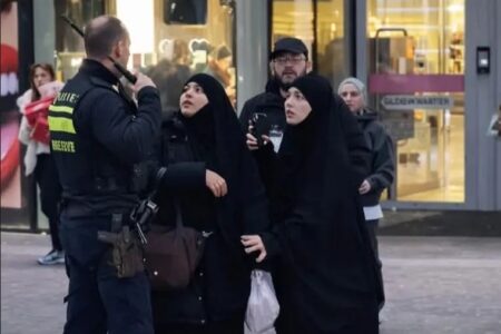 هذه أخر مستجدات حادث إعتداء شرطي على سيدتين محجبتين ،هولندا على صفيح ساخن