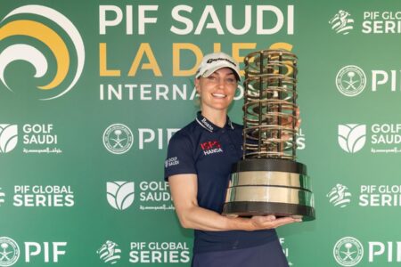 سفيرة جولف السعودية تشارلي هال تتوج بلقب بطولة PIF السعودية الدولية للسيدات