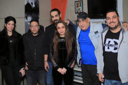 دوللي شاهين تنتهي من تسجيل أغنية “واحشاني يامه “لذكرى والدتها وكل الامهات اللواتي توفين